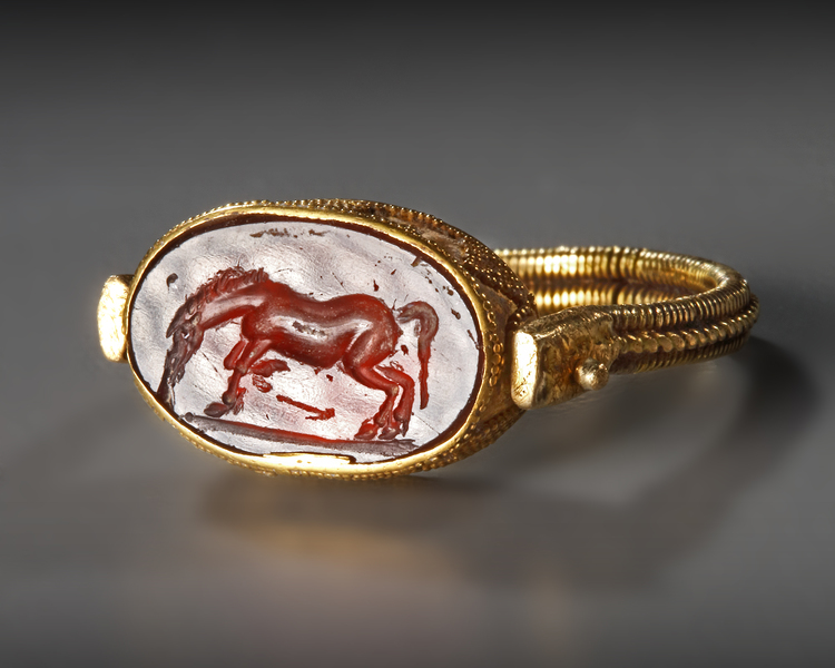 A GREEK GOLD RING WITH GARNET INTAGLIO, HELLENISTIC PERIOD, CIRCA 3RD CENTURY B.C.