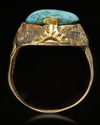 A TURQUOISE SET GOLD RING