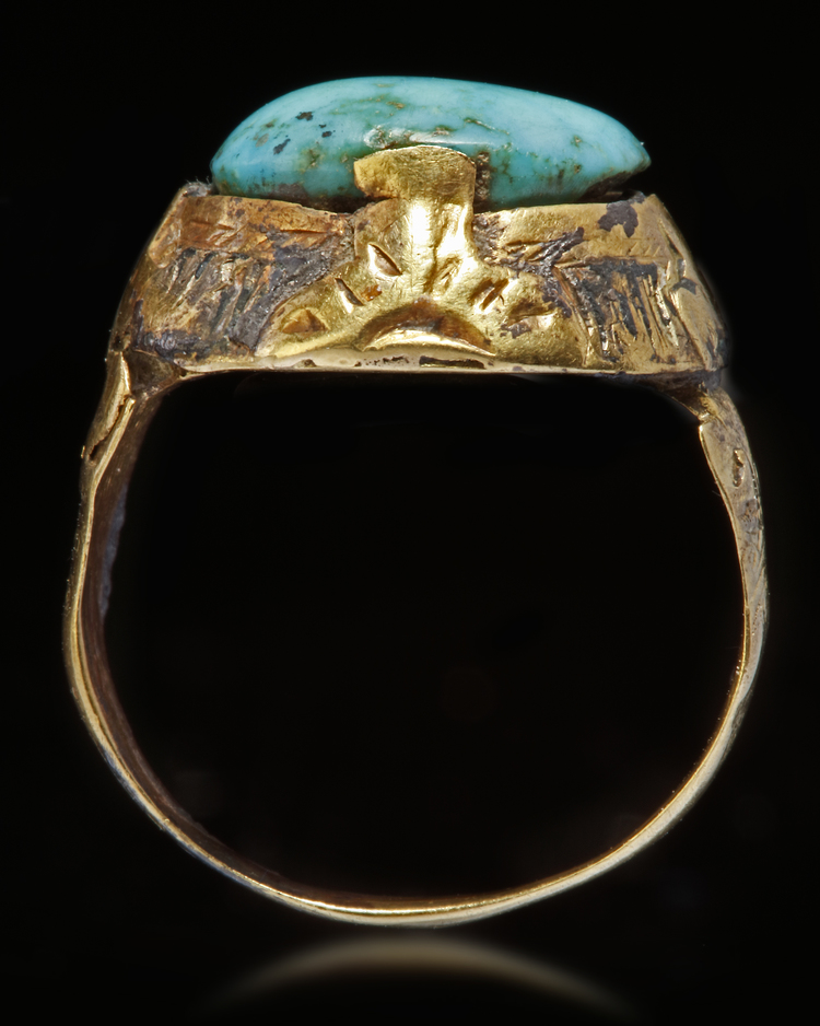 A TURQUOISE SET GOLD RING