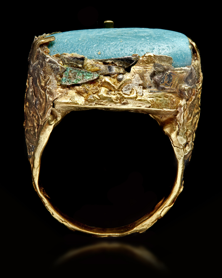 A TURQUOISE SEAL GOLD RING