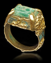 A TURQUOISE SEAL GOLD RING