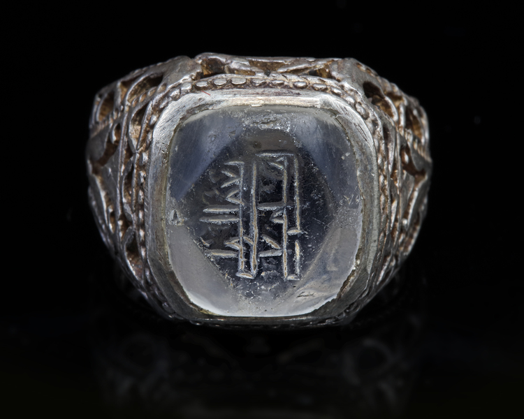 A CRYSTAL SEAL SILVER RING