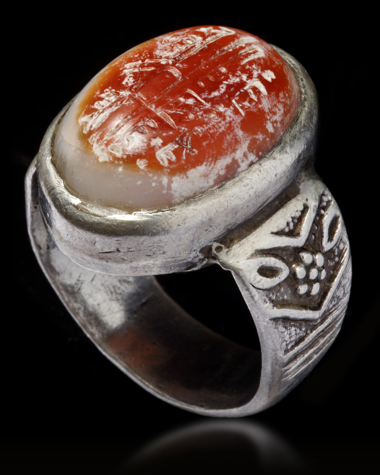 AN AGATE SEAL SILVER RING, 11TH CENTURY