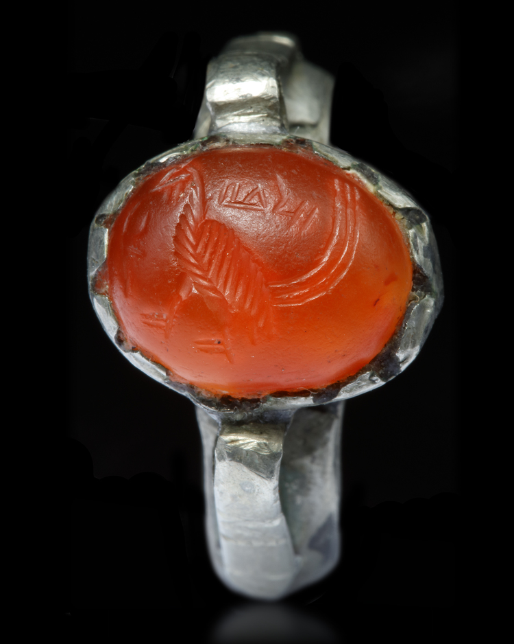 AN AGATE SEAL SILVER RING, 7TH - 8TH CENTURY