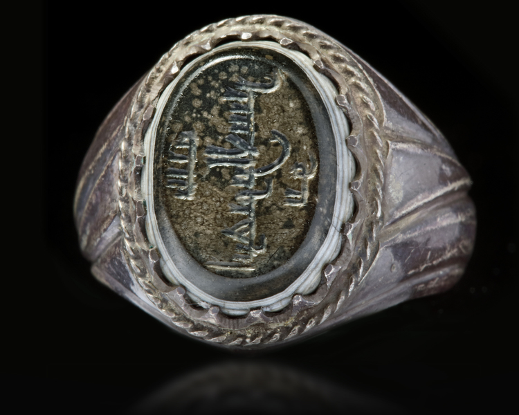 AN AGATE SEAL SILVER RING, 13TH CENTURY