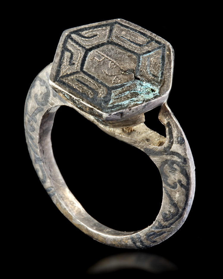 A SELJUK NIELLOED SILVER RING