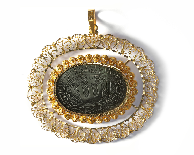 A GOLD MOUNTED JADE PENDANT
