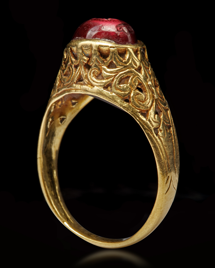 A SPINEL SEAL GOLD RING