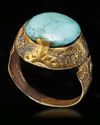 A TURQUOISE SET GOLD RING