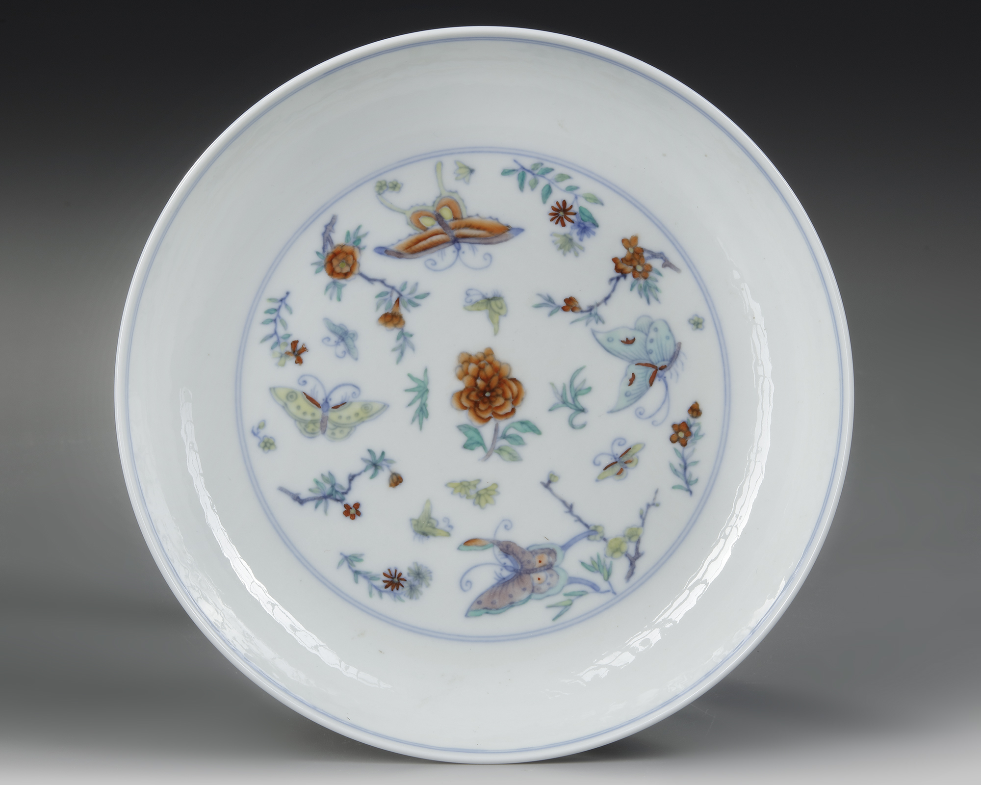 A CHINESE DOUCAI SAUCER DISH, 19TH20TH CENTURY