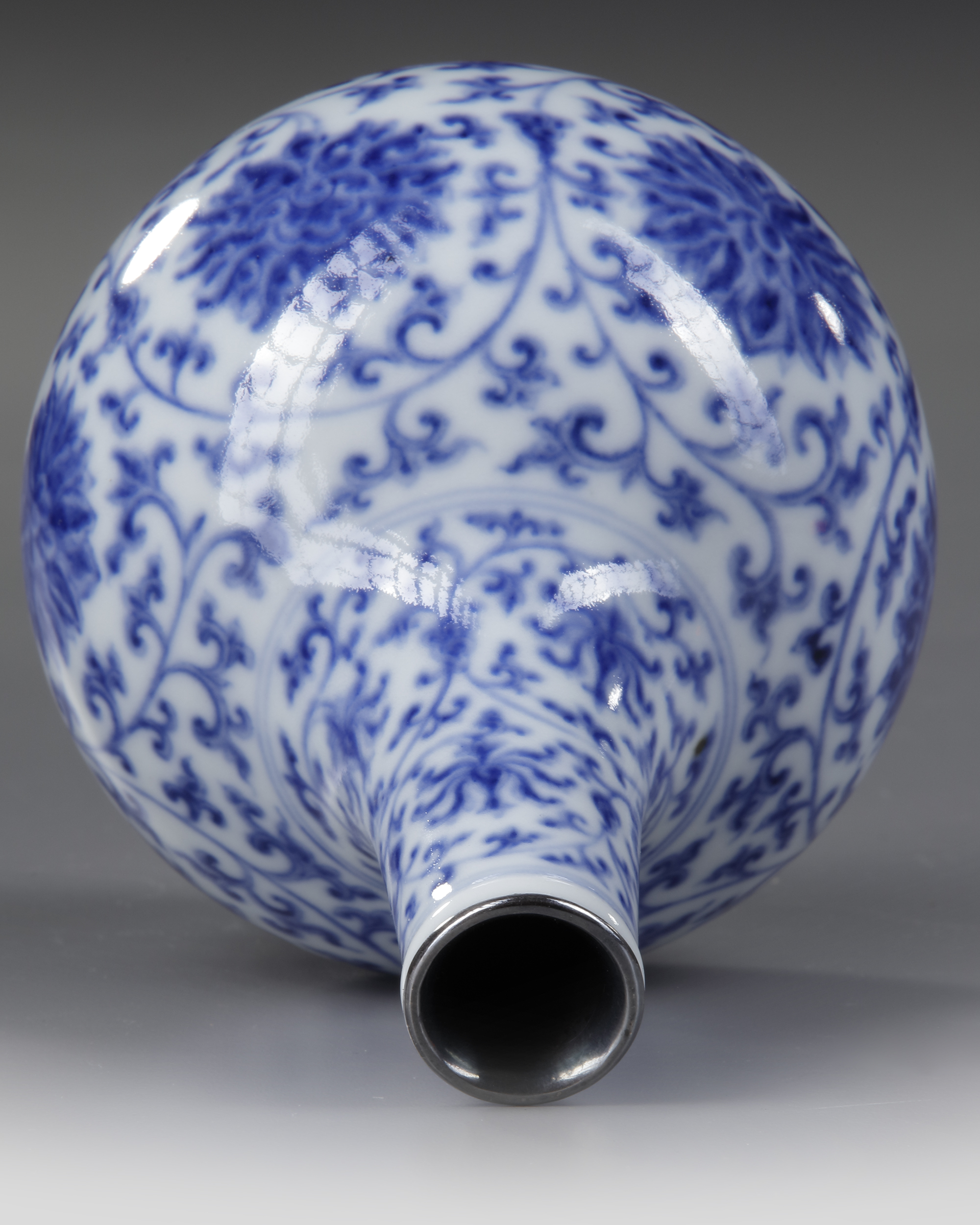 A CHINESE BLUE AND WHITE VASE WITH SILVER RING, KANGXI PERIOD (16621722)