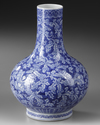 A CHINESE BLUE AND WHITE VASE, 19TH-20TH CENTURY