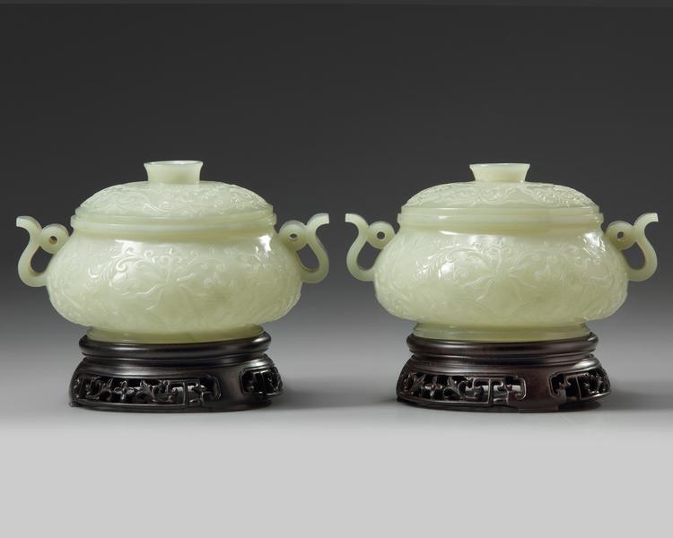 A PAIR OF CHINESE JADE BOWLS WITH COVERS, QING DYNASTY (1644-1912)