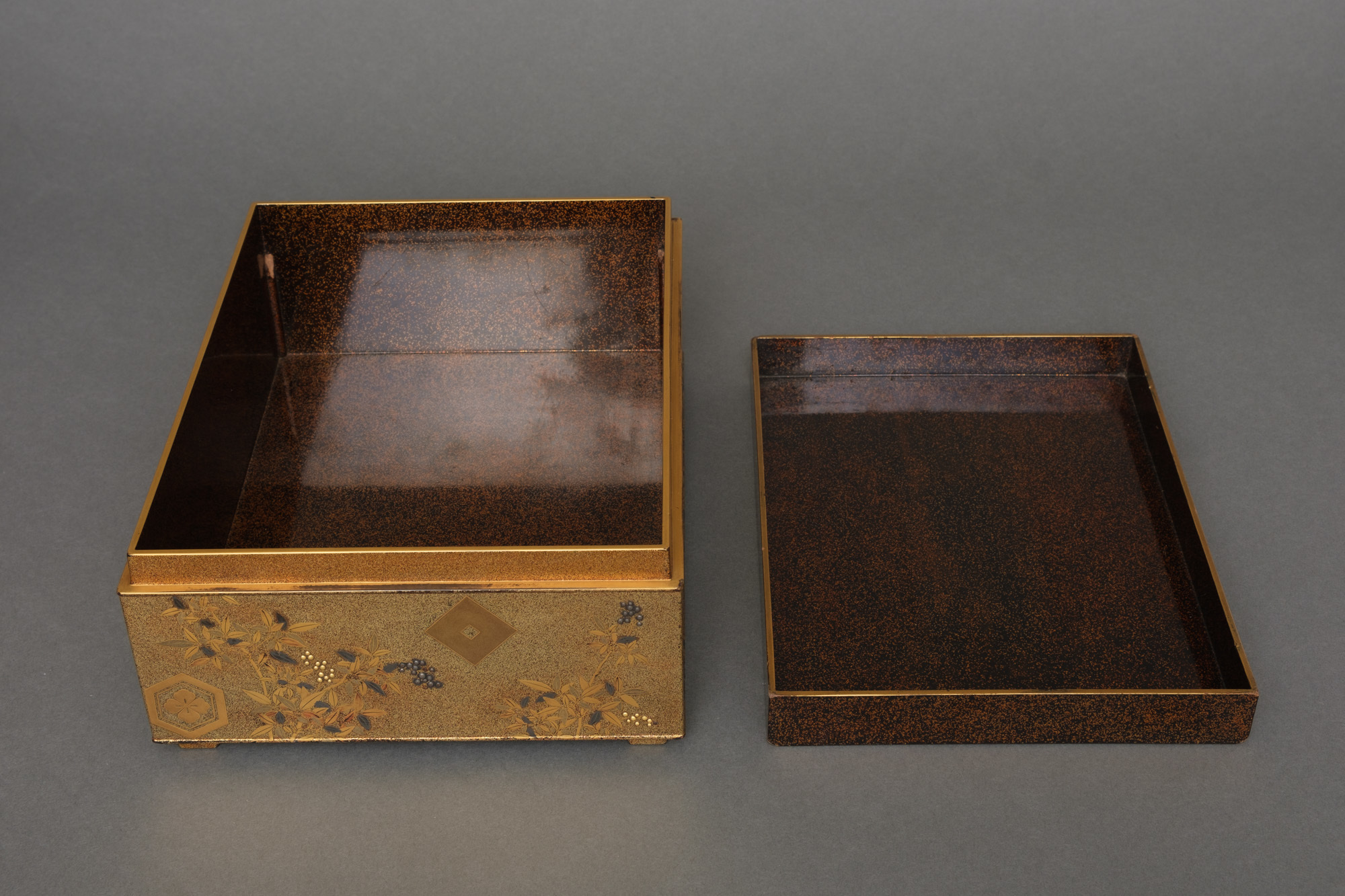 A JAPANESE GOLD LACQUER TEBAKO 手箱 (BOX FOR PERSONAL ACCESSORIES 