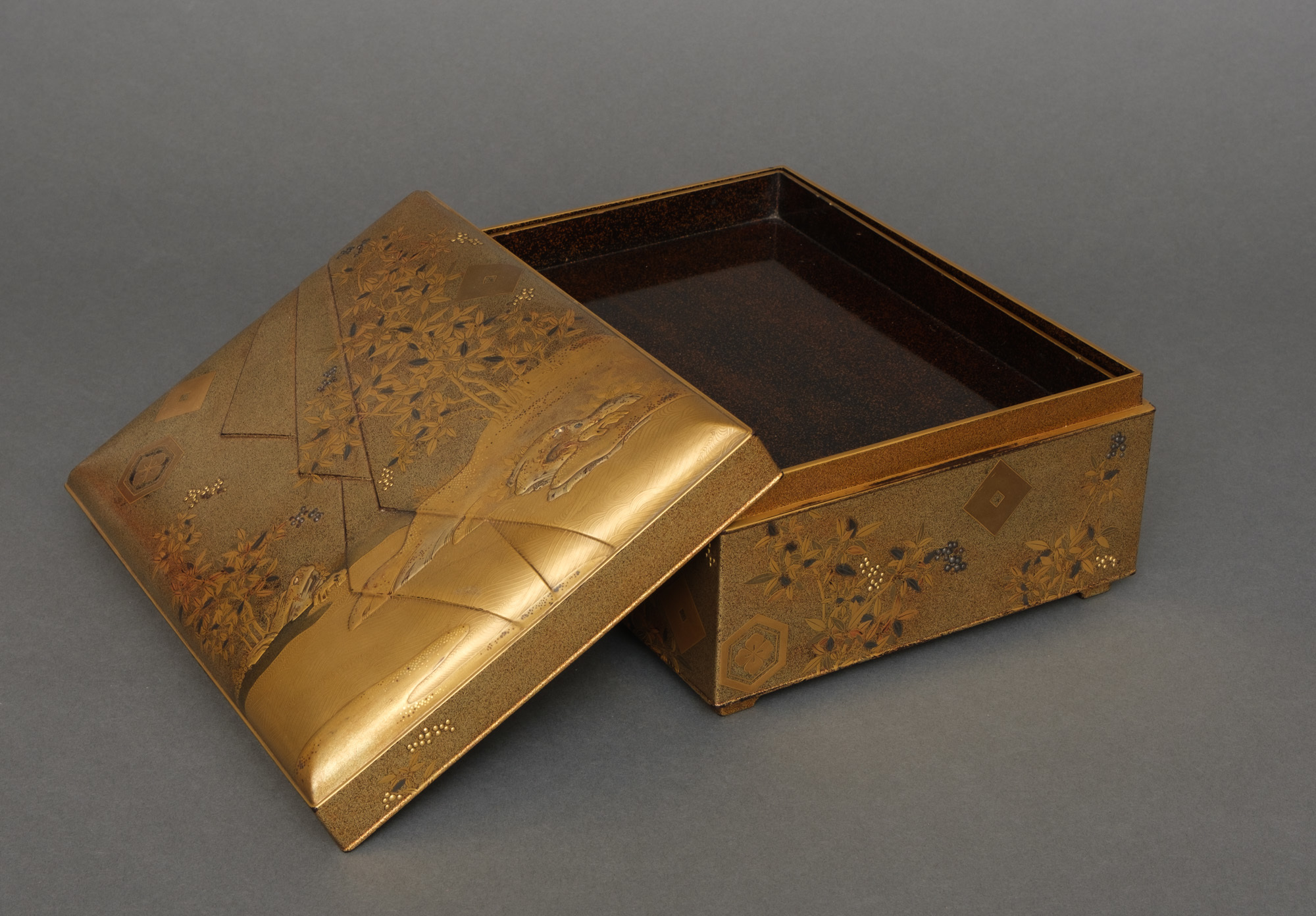 A JAPANESE GOLD LACQUER TEBAKO 手箱 (BOX FOR PERSONAL ACCESSORIES 