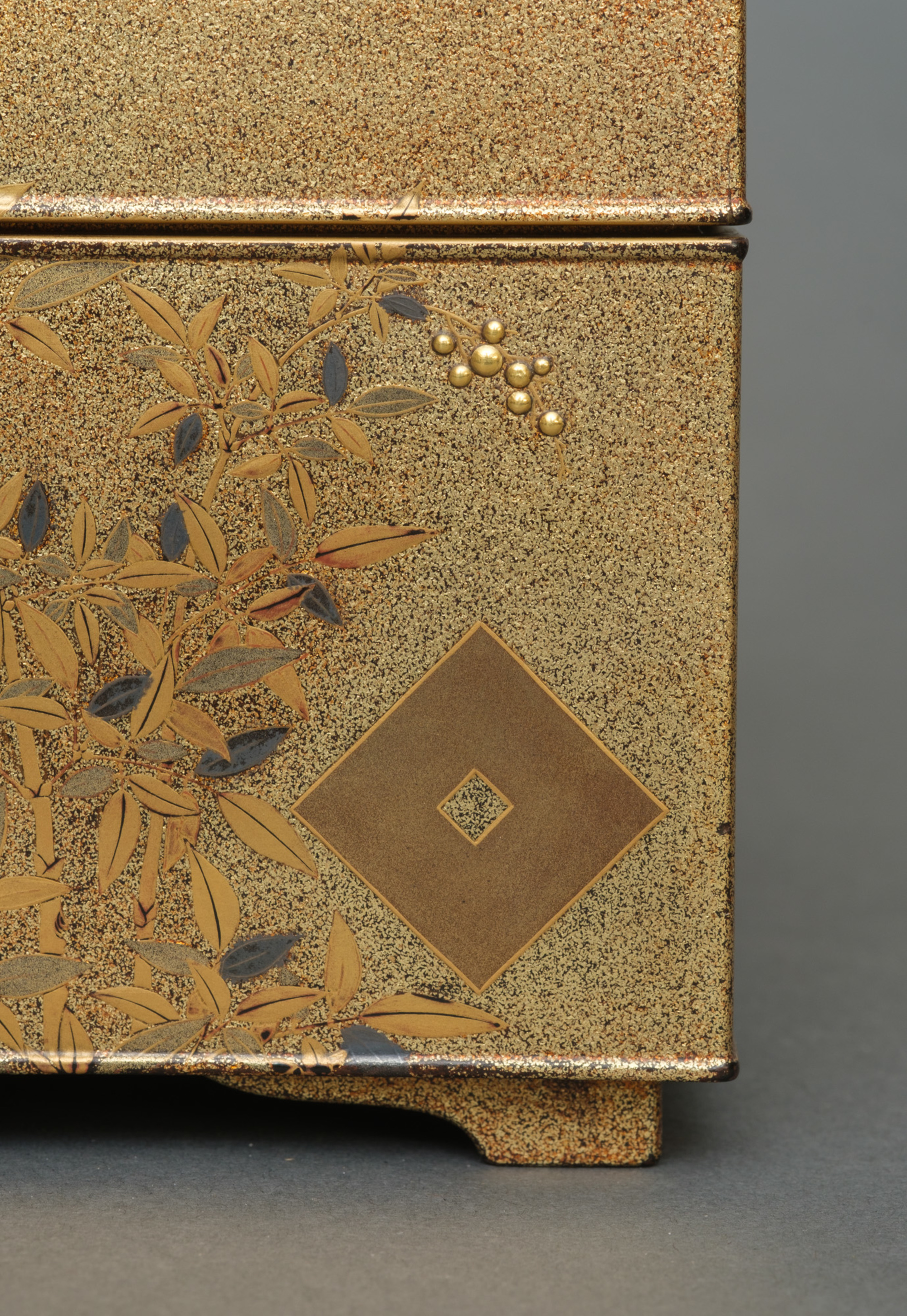 A JAPANESE GOLD LACQUER TEBAKO 手箱 (BOX FOR PERSONAL ACCESSORIES 