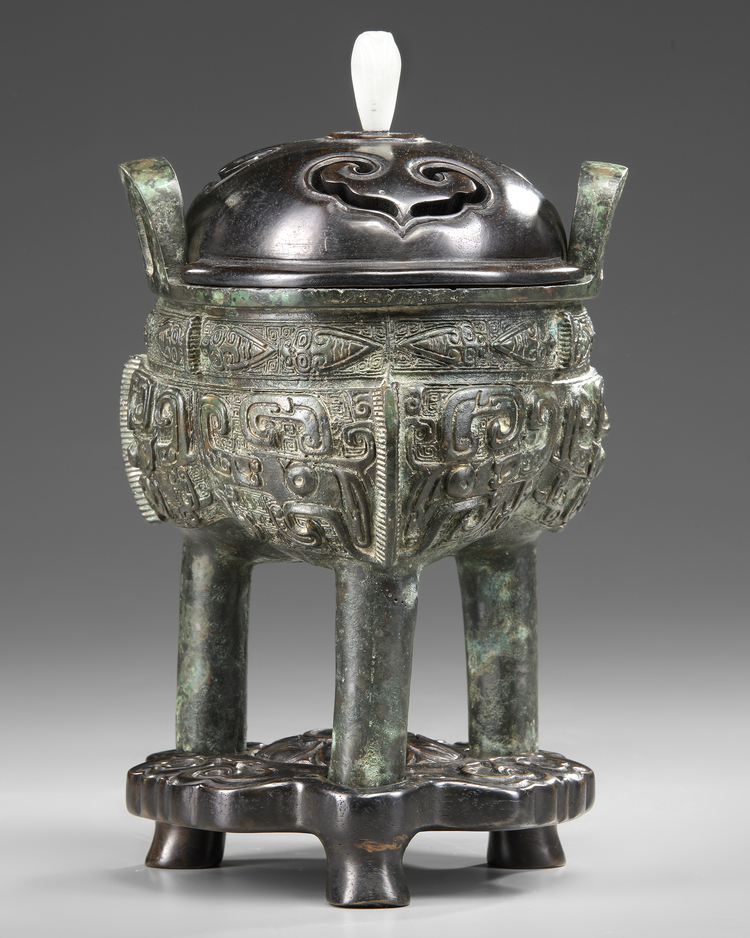 A CHINESE BRONZE RITUAL TRIPOD FOOD VESSEL WITH WOOD COVER AND JADE  FINIAL, DING, LATE SHANG DYNASTY, 12TH CENTURY BC