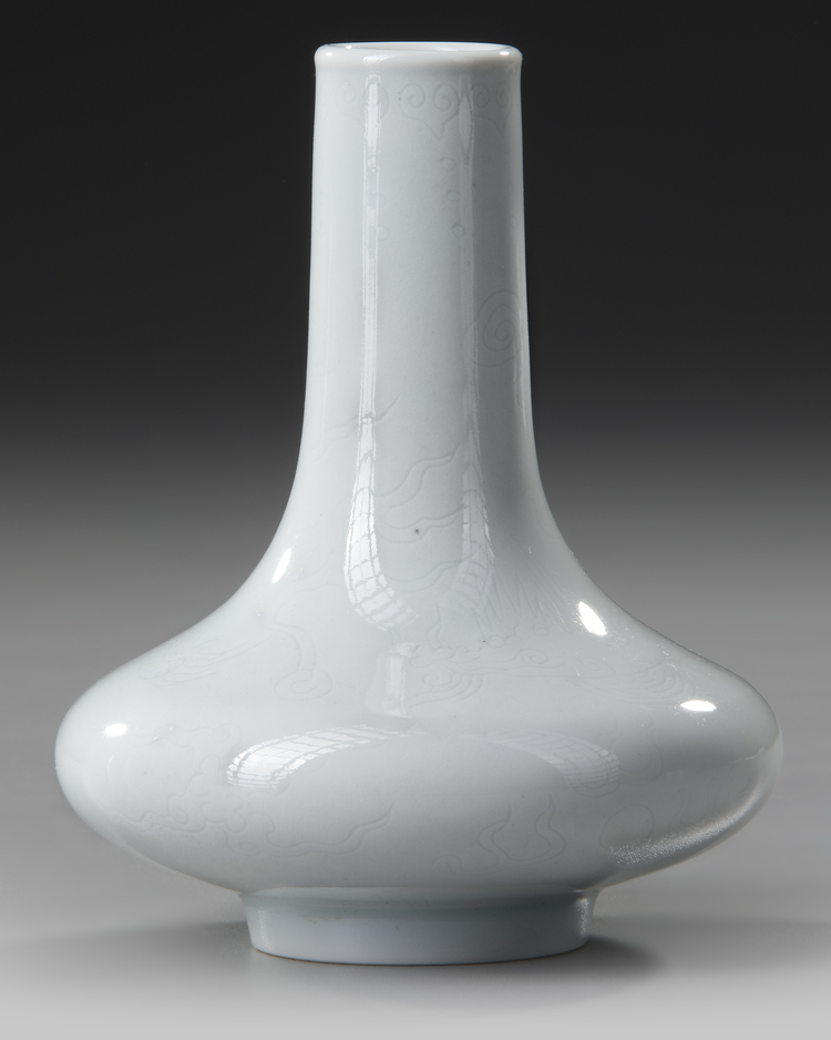 A CHINESE BOTTLE VASE, 19TH CENTURY