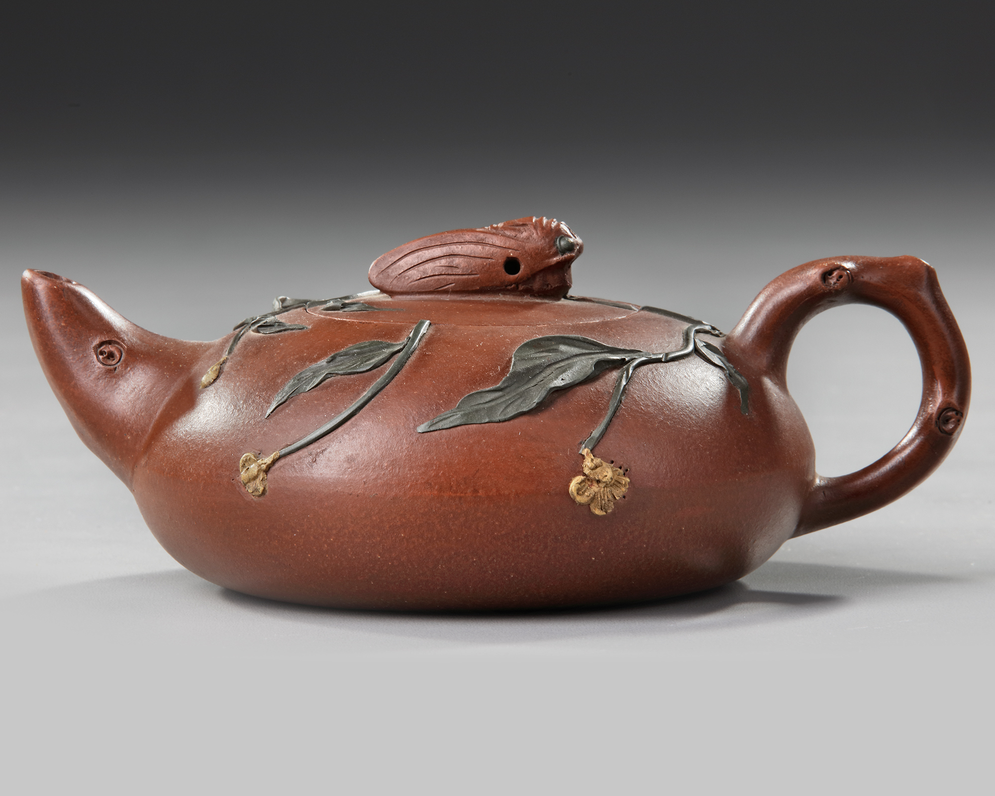 A CHINESE YIXING TEAPOT, 20TH CENTURY
