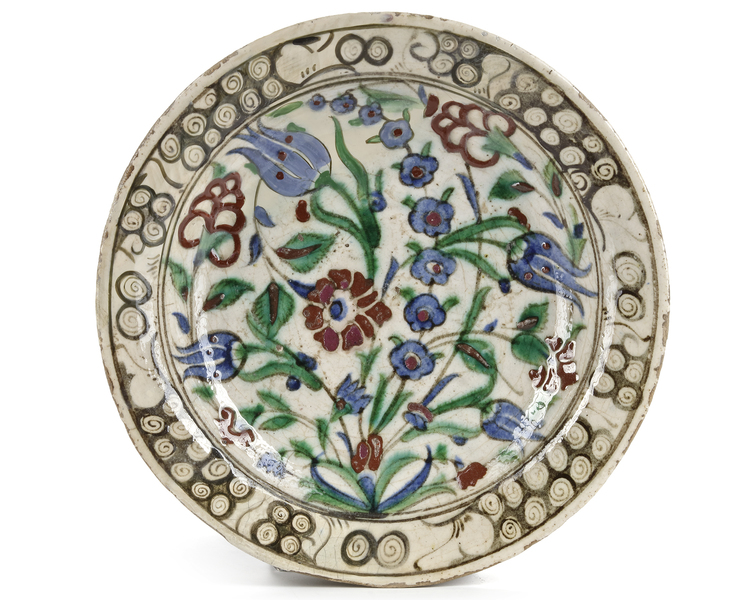 AN IZNIK 'STORM IN A TEACUP' DESIGN POTTERY DISH, OTTOMAN TURKEY, 16TH CENTURY