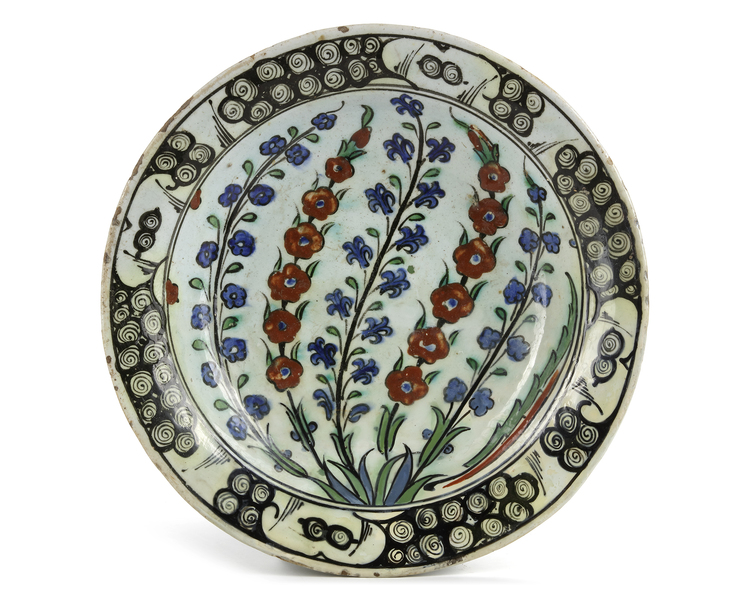 AN IZNIK POTTERY DISH, OTTOMAN TURKEY, 17TH CENTURY