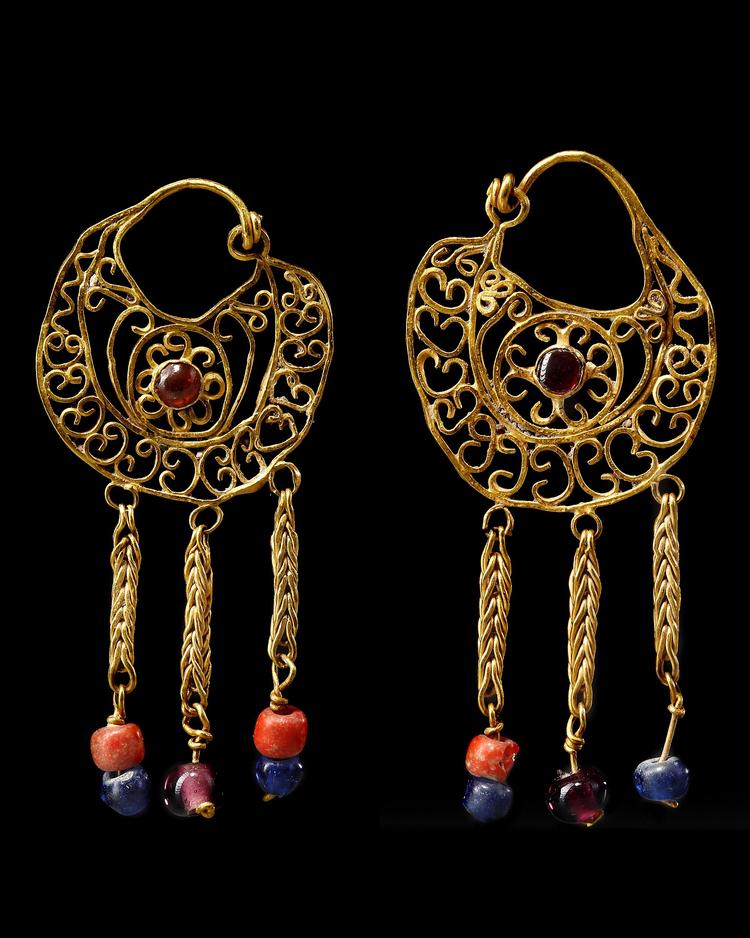 A PAIR OF BYZANTINE GOLD EARRINGS, CIRCA 7TH-8TH CENTURY A.D.