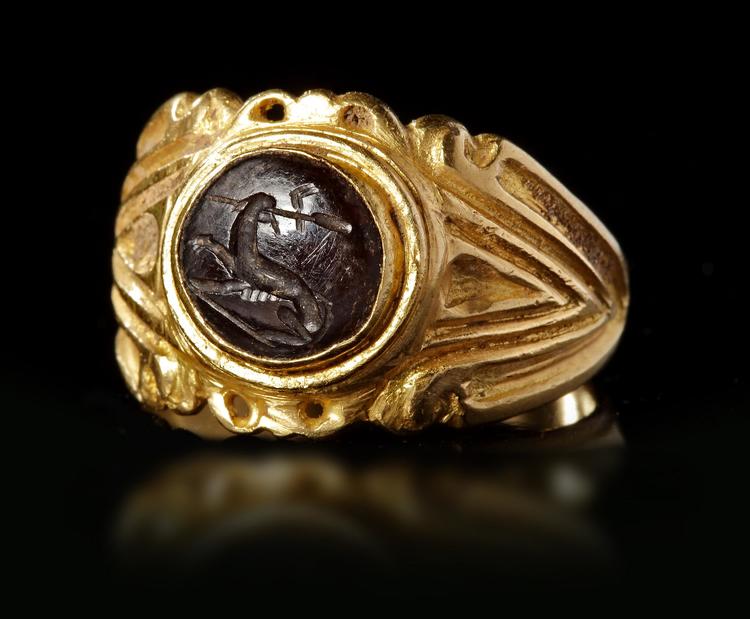 A ROMAN GOLD RING WITH DARK GREEN JASPER INTAGLIO, CIRCA 3RD-4TH CENTURY A.D.