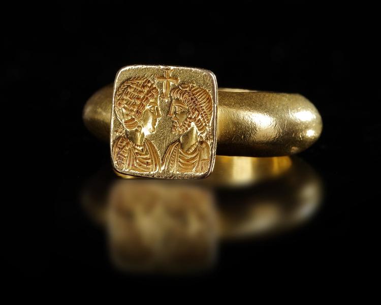 A HIGHLY IMPORTANT LATE ROMAN GOLD RING SHOWING THE EMPEROR LEO I, CIRCA 457-474 A.D.