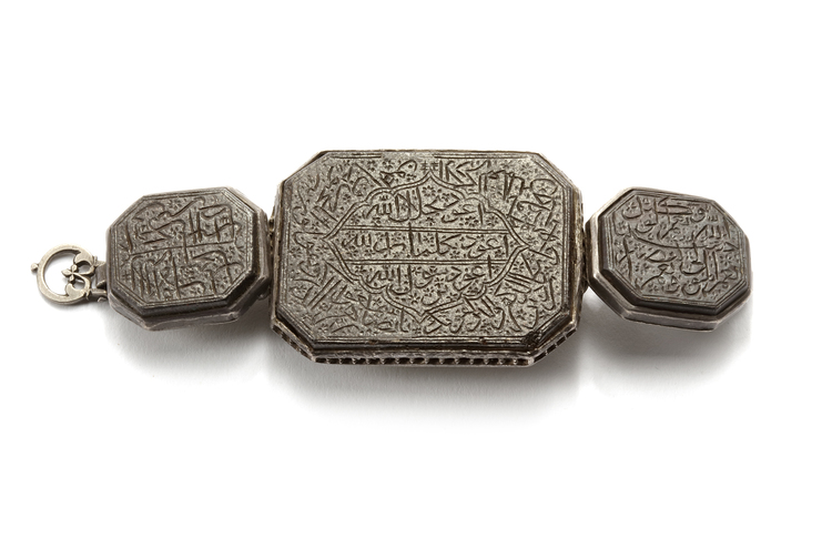 AN AGATE SET SILVER BAZUBAND, 17TH CENTURY