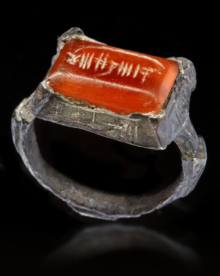 AN AGATE SEAL SILVER RING, 12TH CENTURY