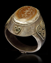 AN AGATE SEAL SILVER RING, 7TH CENTURY