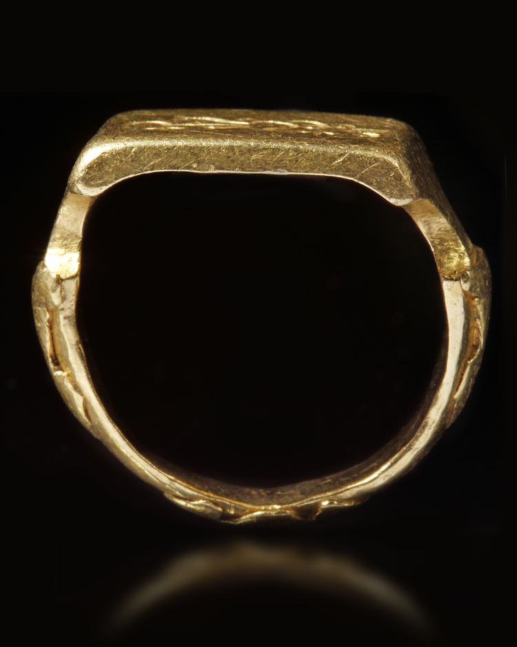 A GOLD SEAL RING