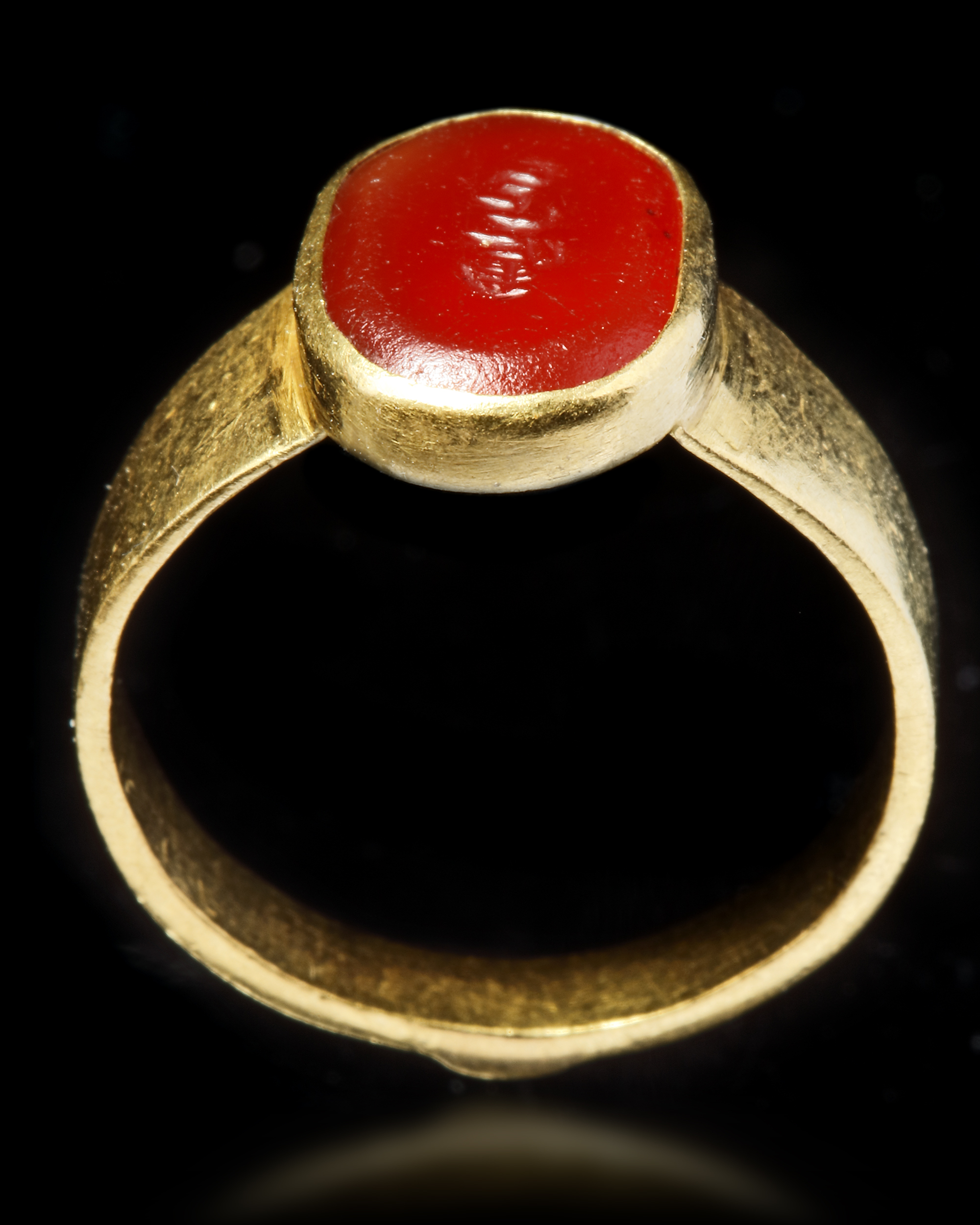 AN AGATE SEAL GOLD RING