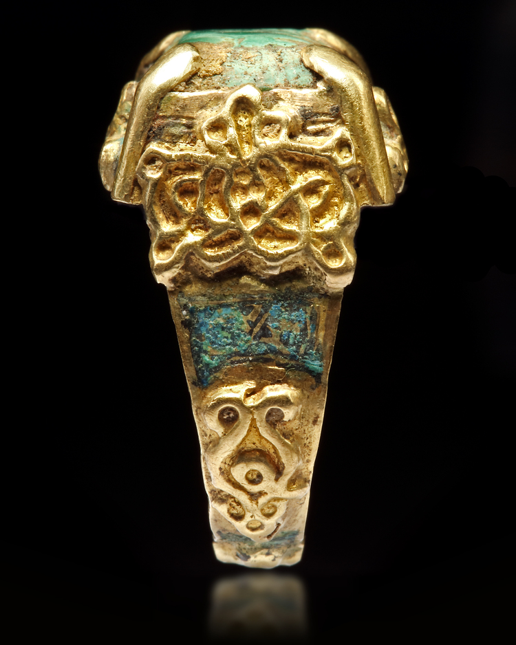 A TURQUOISE SEAL GOLD RING