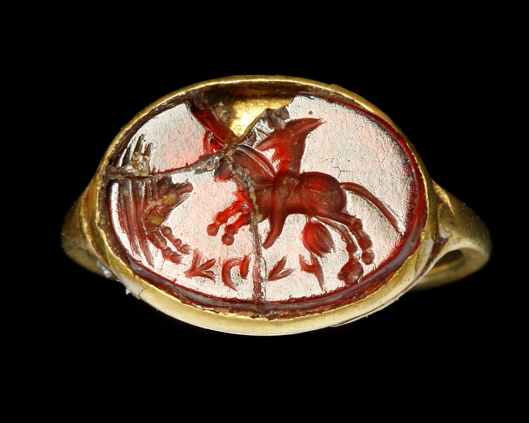 AN AGATE GOLD RING, 8TH CENTURY AD