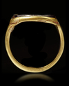 AN AGATE GOLD RING, 8TH CENTURY AD