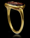 AN AGATE GOLD RING, 8TH CENTURY AD
