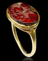 AN AGATE GOLD RING, 8TH CENTURY AD