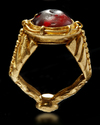 AN AGATE GOLD RING