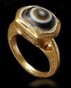AN AGATE GOLD RING