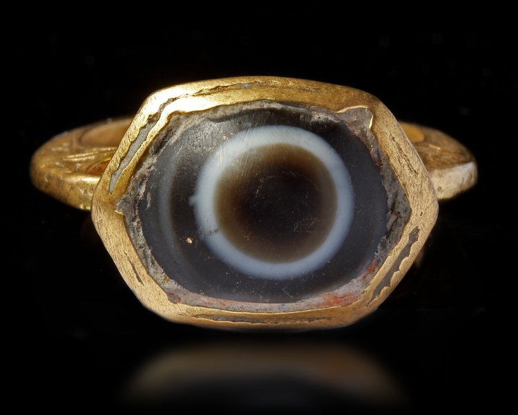 AN AGATE GOLD RING