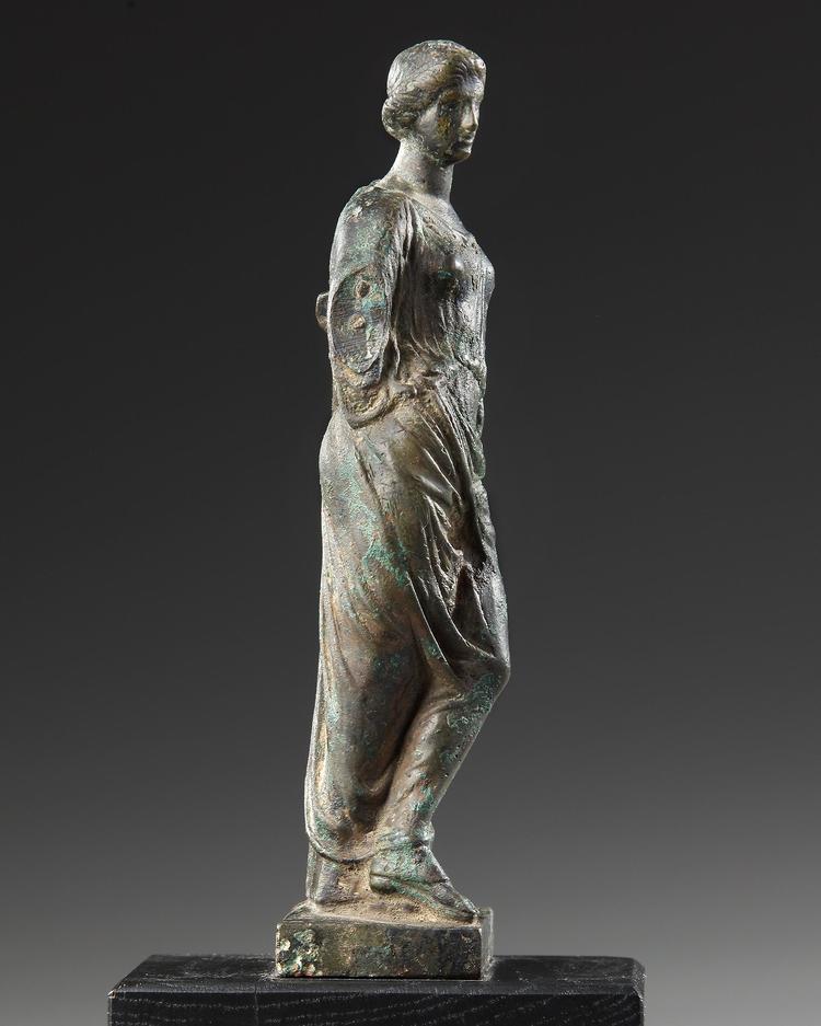 A ROMAN BRONZE STATUETTE OF APHRODITE / VENUS LEANING ON A PILLAR ...