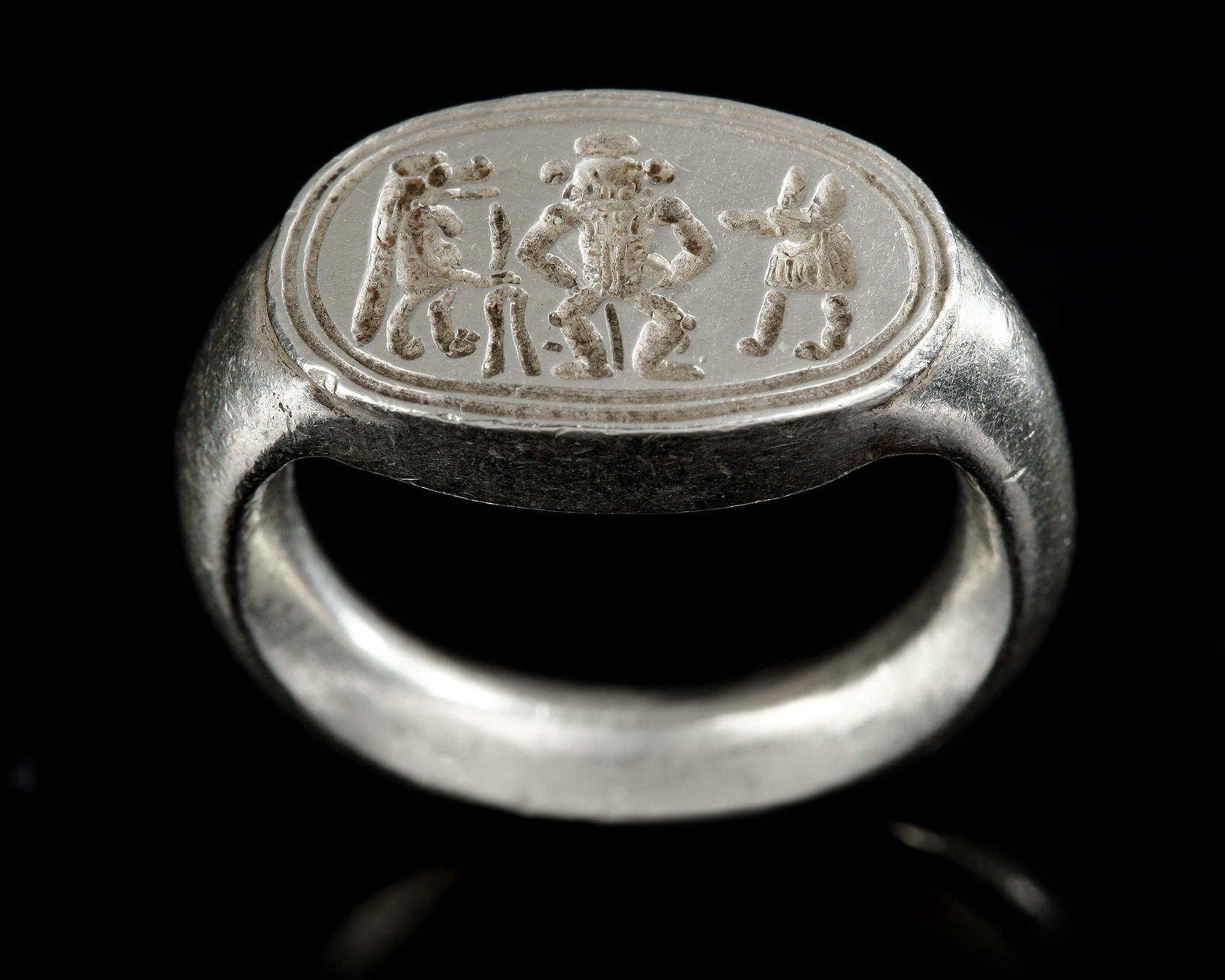 AN EGYPTIAN PALE ELECTRUM FINGER RING, NEW KINGDOM, CIRCA 16TH-11TH ...
