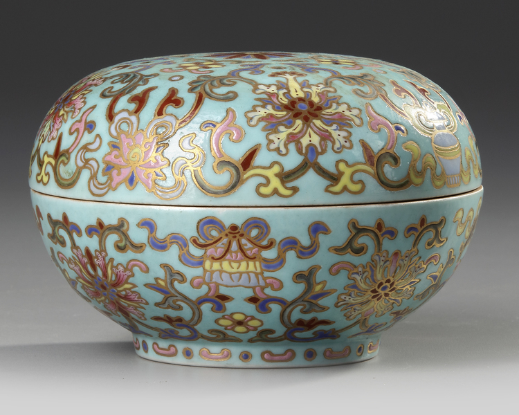 A CHINESE FAMILLE ROSE BOX AND COVER, 19TH/20TH CENTURY
