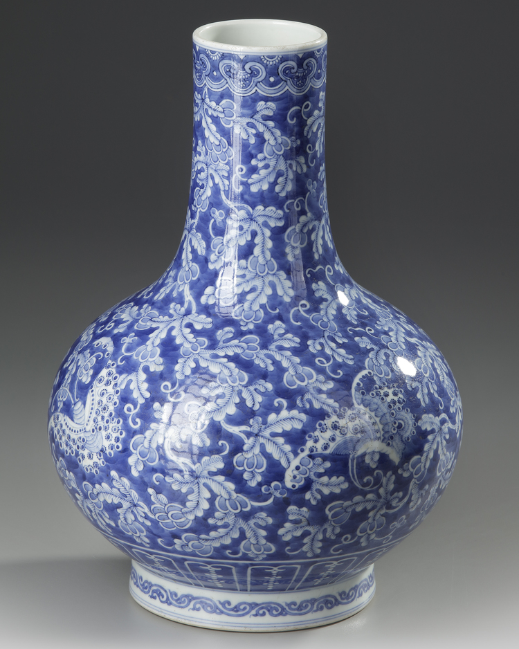 A CHINESE BLUE AND WHITE BOTTLE VASE, 19TH20TH CENTURY
