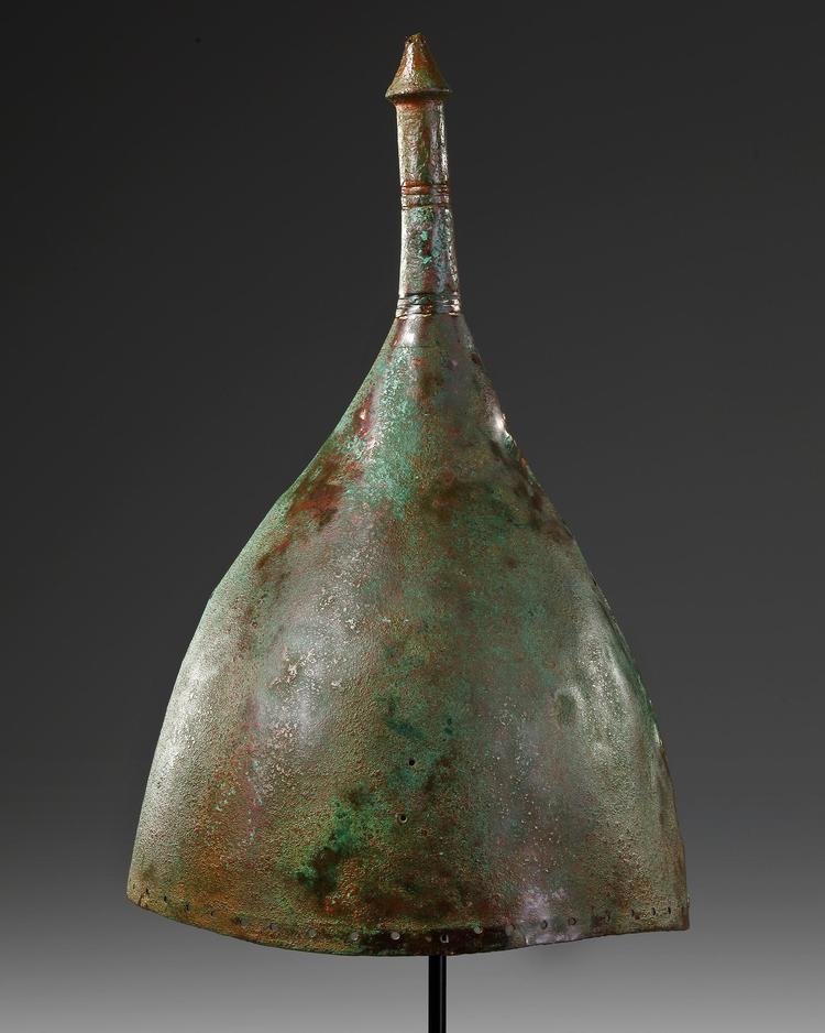 A WESTERN ASIATIC POINTED AND CONICAL BRONZE HELMET, CIRCA 800-600 B.C.