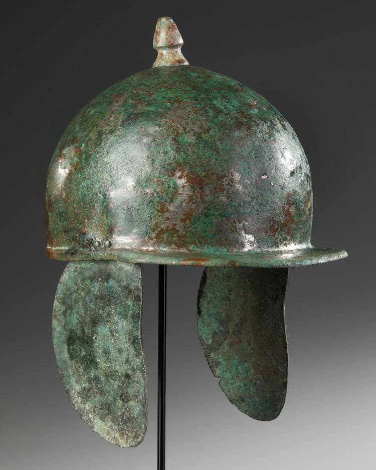 A ROMAN MONTEFORTINO BRONZE HELMET, CIRCA 1ST CENTURY B.C. / A.D.