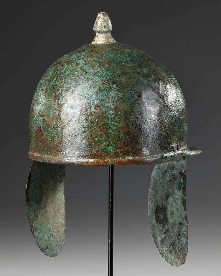 A ROMAN MONTEFORTINO BRONZE HELMET, CIRCA 1ST CENTURY B.C. / A.D.