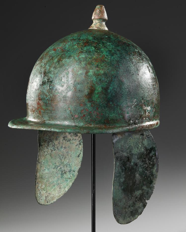 A ROMAN MONTEFORTINO BRONZE HELMET, CIRCA 1ST CENTURY B.C. / A.D.