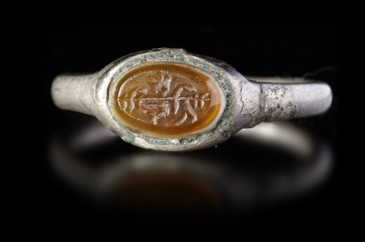 AN OVAL AGATE SILVER RING, 11TH CENTURY